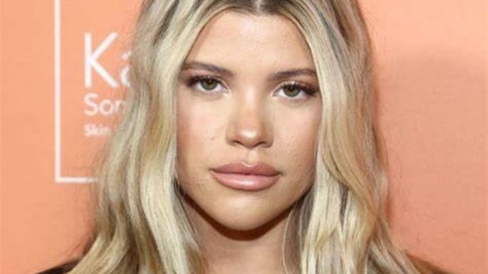 Sofia Richie se divierte con su esposo al hacerlo narrar su último tutorial de maquillaje para redes