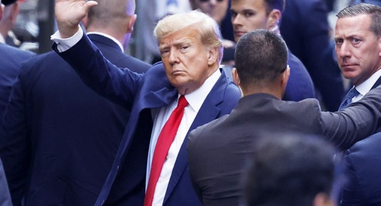 Donald Trump se rinde para ser arrestado después de que fuera acusado en juicio de mujer