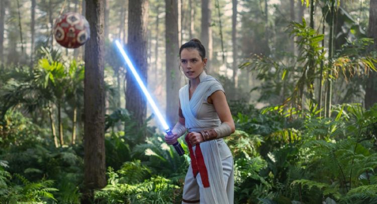 La franquicia de 'Star Wars' tendrá 3 nuevas películas; Daisy Ridley regresará como una maestra Jedi