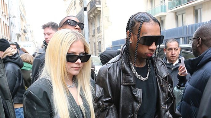 Avril Lavigne abraza a Tyga en el escenario mientras realiza pruebas de sonido para su concierto final