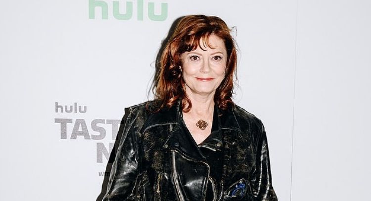 Susan Sarandon es arrestada en protesta para aumento de salario fuera del Capitolio de Nueva York