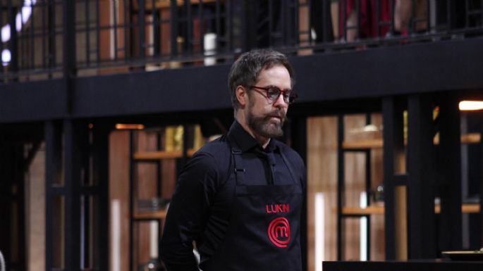 ¡Por un huevo!  Alejandro Lukini se convierte en el primer eliminado de  'MasterChef Celebrity'