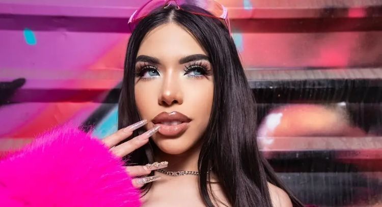FOTOS: Yeri Mua demuestra que es la 'Bratz Jarocha' al enfundarse en arriesgado conjunto plateado