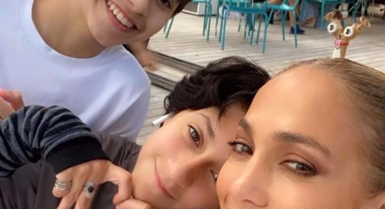 Jennifer Lopez revela que siente culpa por la vida de sus gemelos que son acosados por esta razón