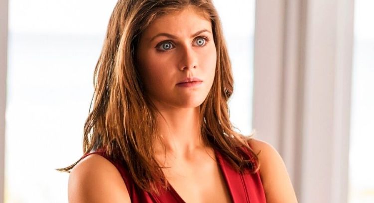 FOTO: Alexandra Daddario luce espectacular en el desierto mientras posa para una marca de relojs