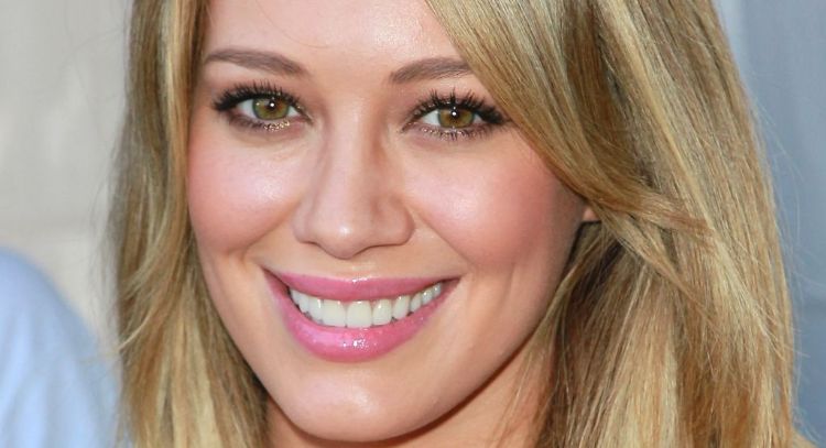 Felicidades: Hilary Duff luce primaveral después de celebrar su cuarto aniversario con Matthew Koma