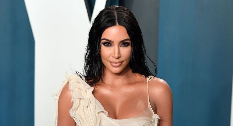 FOTO: Kim Kardashian llega al Met Gala 2023 y posa como toda una diosa en elegante vestido blanco
