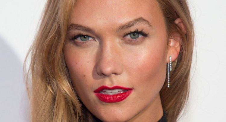 Durante la Met Gala, la hermosa modelo Karlie Kloss sorprende al revelar que está embarazada