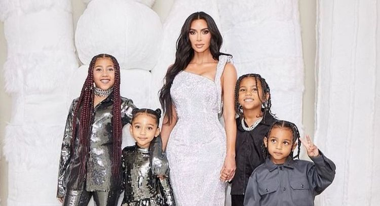 Kim Kardashian admite que llora hasta dormirse mientras se sincera sobre el desafío de la crianza