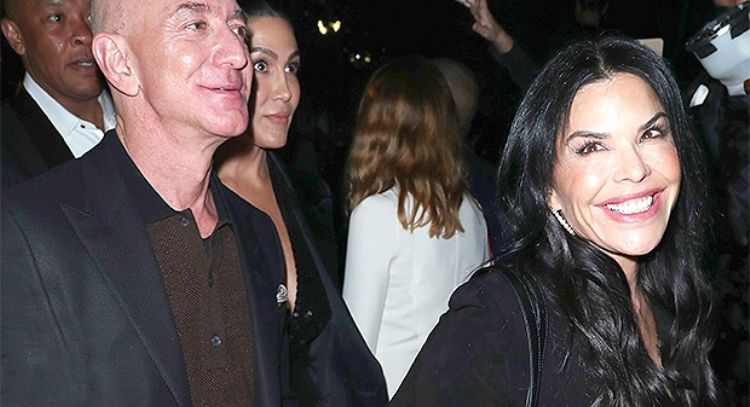 Prometida de Jeff Bezos muestra su anillo de compromiso de 2.5 mdd al regresar en un yate de 500mdd