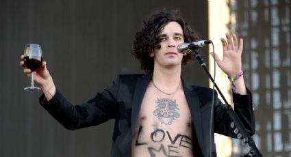 Arremeten contra Matty Healy, supuesto novio de Taylor Swift, por polémicos comentarios en podcast