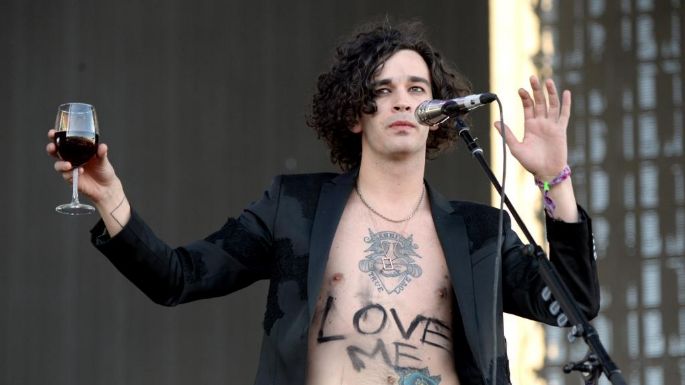 Arremeten contra Matty Healy, supuesto novio de Taylor Swift, por polémicos comentarios en podcast