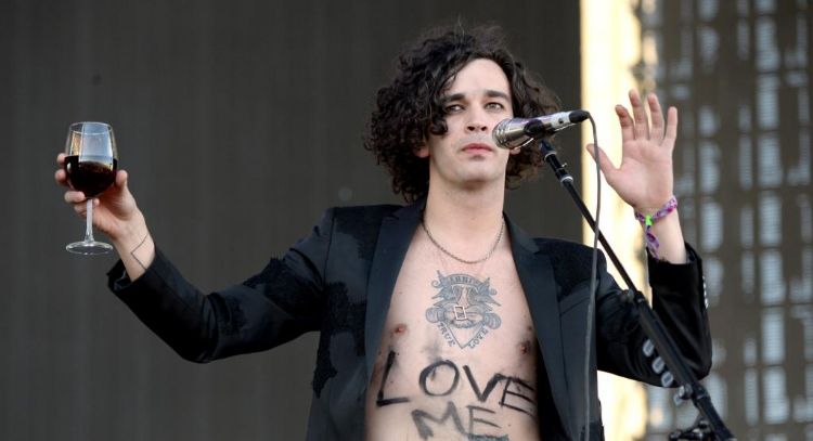 Arremeten contra Matty Healy, supuesto novio de Taylor Swift, por polémicos comentarios en podcast