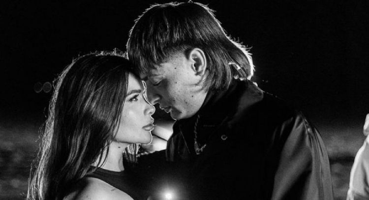 En pleno estreno de su tema 'Bye', Peso Pluma y Dania Méndez son captados besándose en restaurante