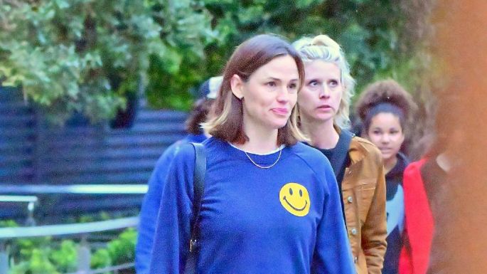 Jennifer Garner es vista con su hija Seraphina y la hija de Jennifer Lopez, Emme, en Disneyland