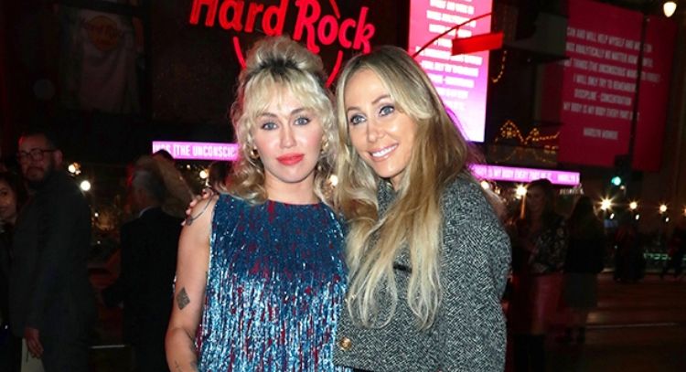 ¡Lindas! Miley Cyrus es captada junto con su mamá en una plática profunda a días de comprometerse