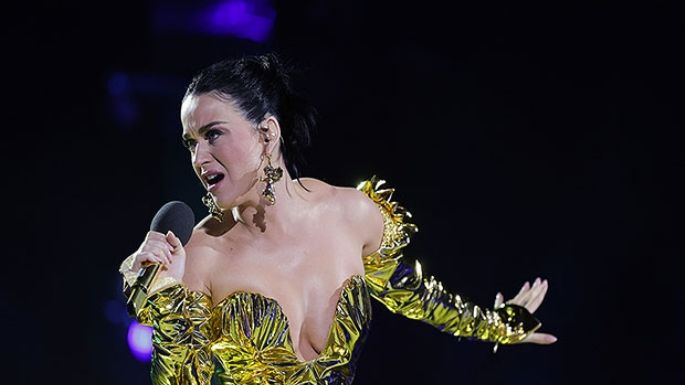 Katy Perry luce radiante con un vestido dorado para el concierto de coronación del Rey Carlos III