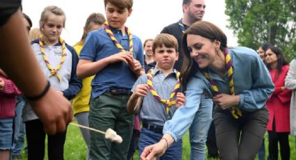 El príncipe Louis se hace tendencia al estar como voluntario después de la coronación de su abuelo