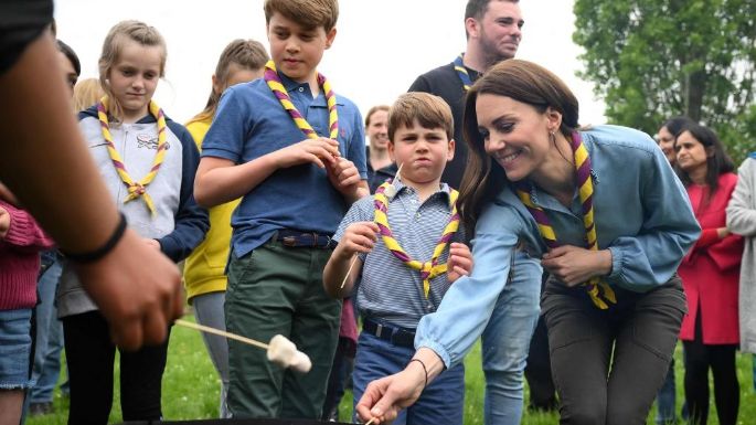 El príncipe Louis se hace tendencia al estar como voluntario después de la coronación de su abuelo