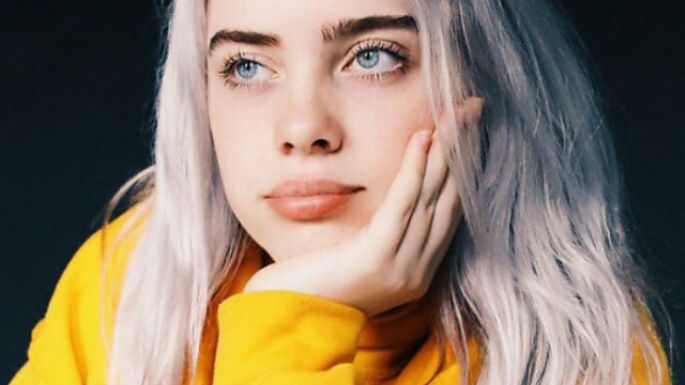 Billie Elish deja ver tatuaje en el pecho con una foto en traje de baño; fans se deshacen en halagos