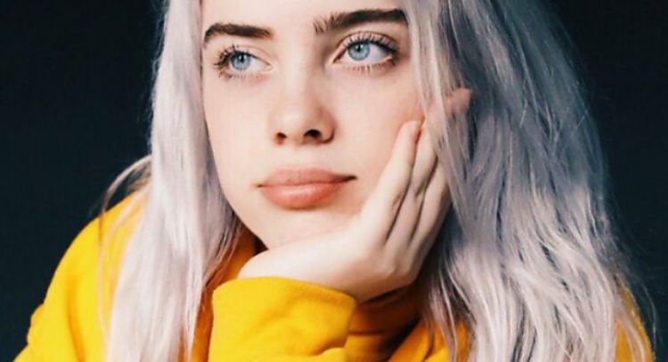 Billie Elish deja ver tatuaje en el pecho con una foto en traje de baño; fans se deshacen en halagos