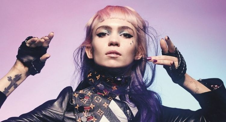 Grimes muestra nuevo tatuaje en el pecho de "cicatrices alienígentas”; fans se dicen asustados