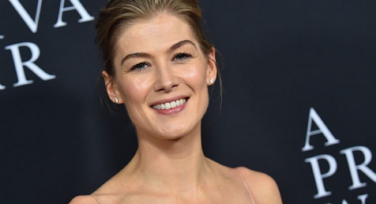 Rosamund Pike critica a marcas de bienestar como Goop de Gwyneth Paltrow como "peligrosas"