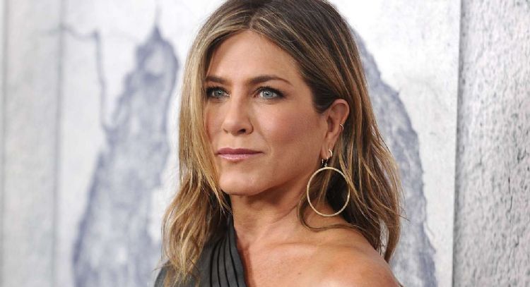 Suplemento promovido por Jennifer Aniston lo retiran del mercado por contener fragmentos de plástico