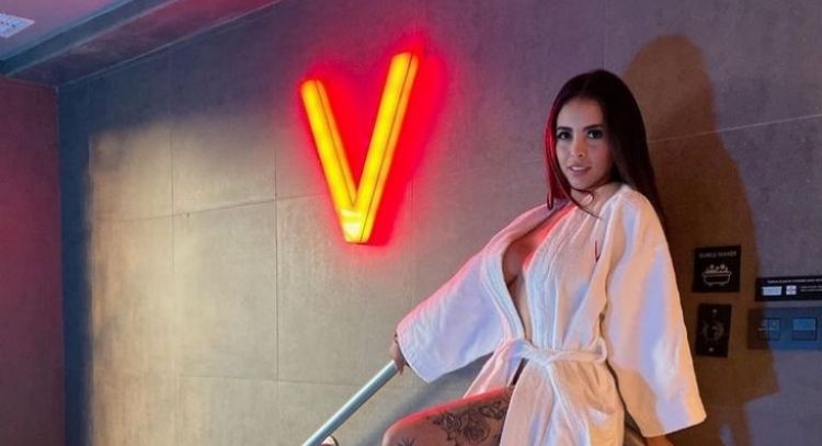 FOTO: Jacky Ramírez roba las miradas al dejar poco a la imaginación con una bata junto a la alberca