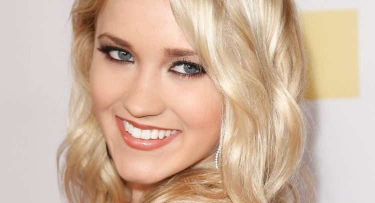 Emily Osment de 'Hannah Montana' anuncia su compromiso con Jack Anthony; así es su lindo anillo