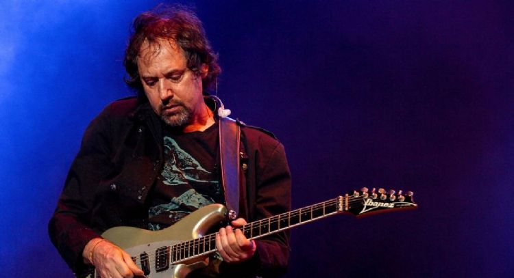Hijo menor de Marcovich, de Caifanes, pide apoyo luego de ser violentado y corrido por su padre