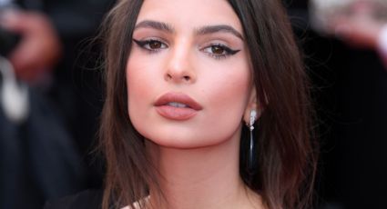 Emily Ratajkowski muestra sus abdominales en un mini crop top que dejó a sus gemelas al aire libre