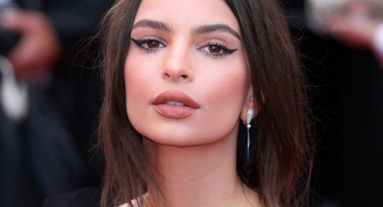 Emily Ratajkowski muestra sus abdominales en un mini crop top que dejó a sus gemelas al aire libre
