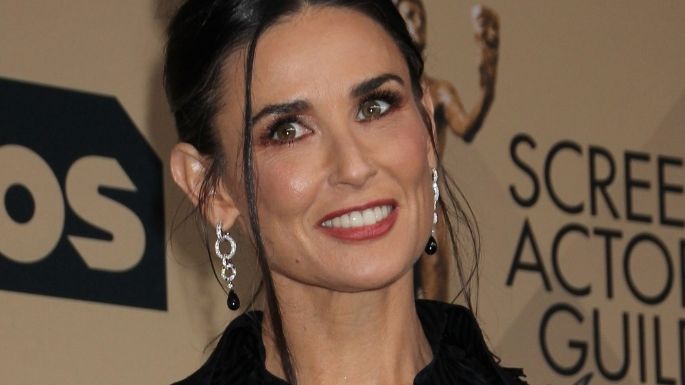 Demi Moore es vista paseando con su nieta recién nacida mientras acuna a su perrito chihuahua