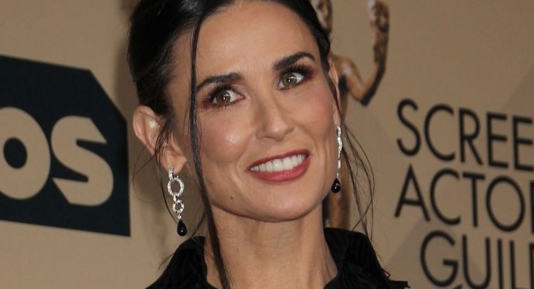 Demi Moore es vista paseando con su nieta recién nacida mientras acuna a su perrito chihuahua