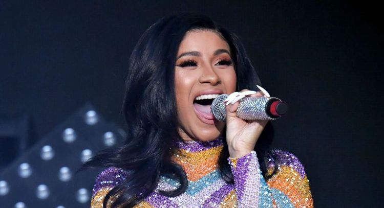 A 10 meses de eliminar el 95% de los polímeros, Cardi B muestra su trasero en un mini traje de baño