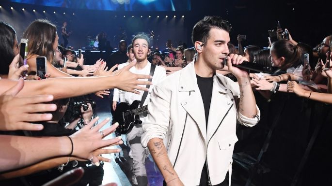 Joe Jonas revela que no se avergüenza de quitarse los pantalones en un show de Jonas Brothers