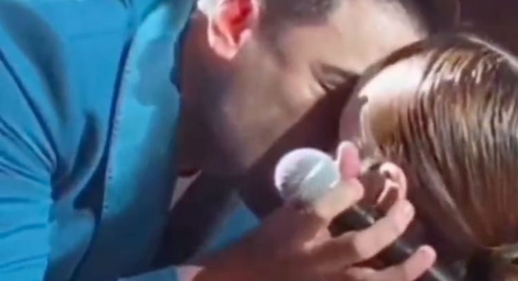 Cynthia Rodríguez rompe en llanto en pleno concierto de Carlos Rivera por este emotivo momento