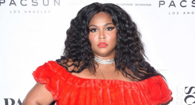 Lizzo niega rompimiento con su novio debido a acusaciones de acoso sexual en contra de ella