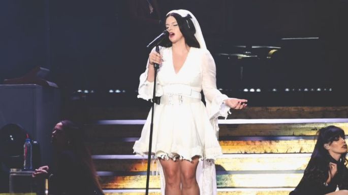 Lana Del Rey deleita a sus fans con un vestido de novia en el Foro Sol y da una noche melancólica