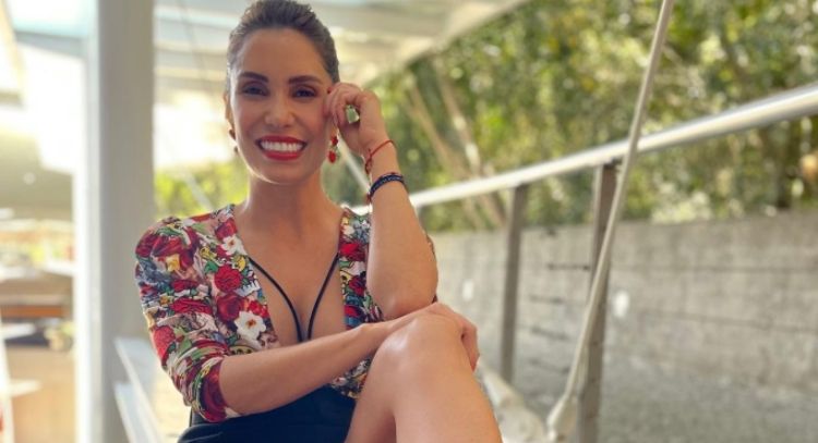 Fuego en Televisa: Andrea Escalona roba suspiros con coqueto 'look' claro desde el programa 'Hoy'
