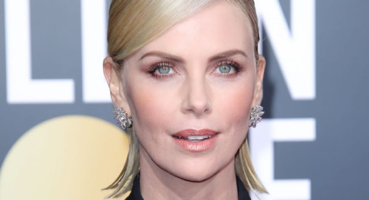 "Estoy envejeciendo": Charlize Theron desmiente rumores de cirugía plástica y abraza envejecimiento