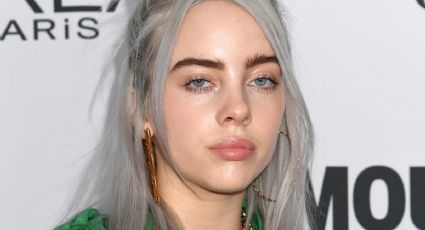 Billie Eilish comparte selfie con pantalones abajo y en un baño público causando revuelo en redes