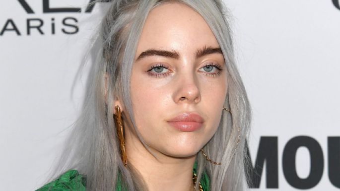 Billie Eilish comparte selfie con pantalones abajo y en un baño público causando revuelo en redes