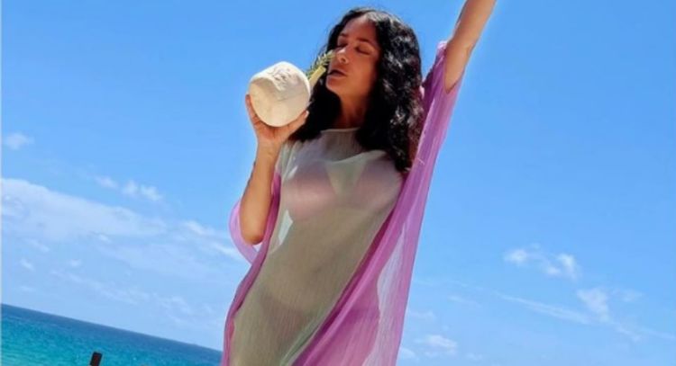 Salma Hayek regresa a México presumiendo sus vacaciones con un atrevido traje de baño neón