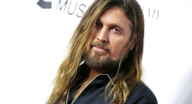 Billy Ray Cyrus debuta con su joven prometida en evento tras el matrimonio de su exesposa Tish Cyrus