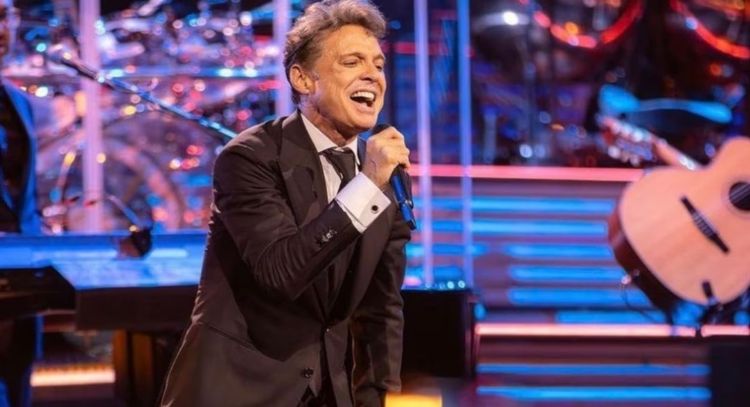 Luis Miguel reacciona de esta divertida manera al recoger la prenda íntima de una fan en concierto