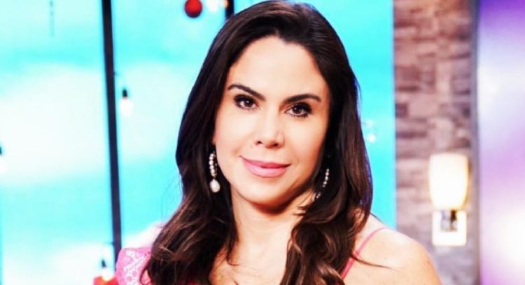 Paola Rojas llega a 'Netas Divinas' y deslumbra con este encantador 'outfit' claro de temproada