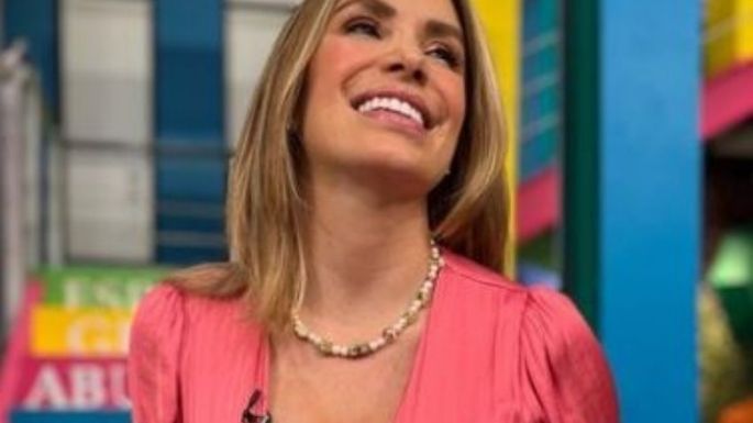 Andrea Escalona no se limita y enamora con este encantador 'look' claro desde el programa 'Hoy'