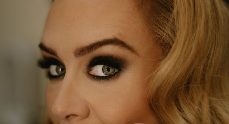 Adele recibe peluches del Dr. Simi en sus conciertos y despierta rumores de gira en México
